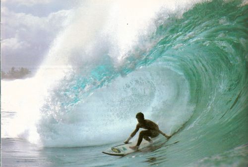 Ho grabbing the rail with a cast at Pipeline…(Photo: Bob Barbour / D.R. Surfer’s Journal)