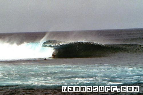 La vague ultra dangereuse du Quemao aux Canaries surfée par un bodyboardeur. Copyright Wannasurf.