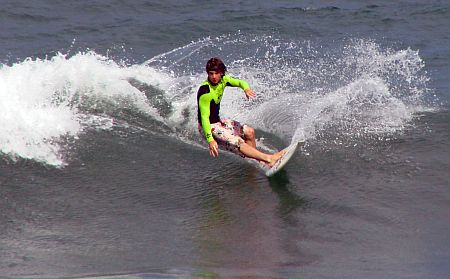 Mathieu Crepel surfe également avec beaucoup de style sur l’eau. Copyright www.surf-prevention.com
