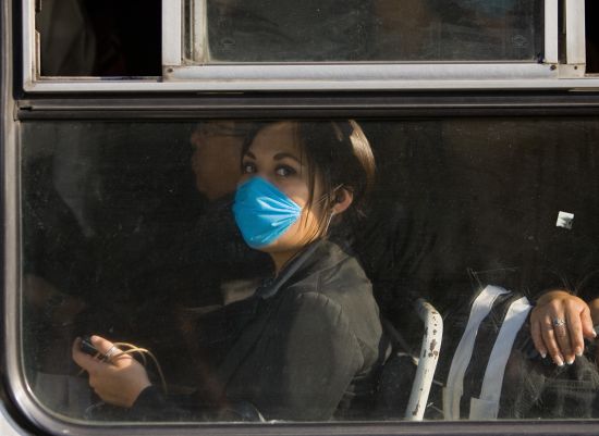 Jeune femme dans un bus à Mexico. Copyright AFP / Alfredo ESTRELLA