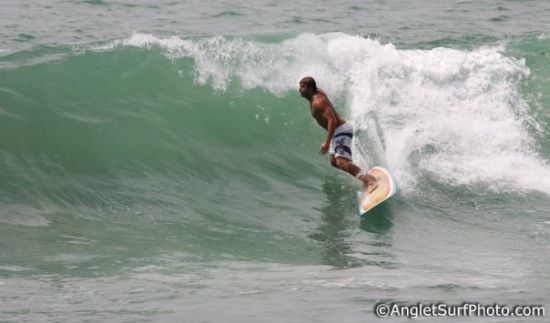 Jean-Baptiste Gobelet en train de surfer sur une droite sympathique à Anglet. Copyright AngletSurfPhoto.com