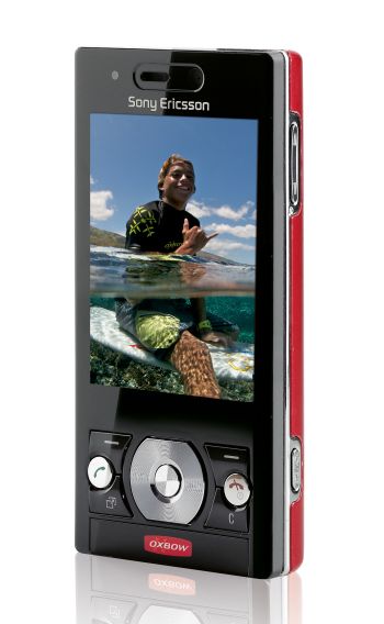 Le jeune surfeur Kai Lenny sur le Virgin Mobile Sony Ericsson G705 Oxbow