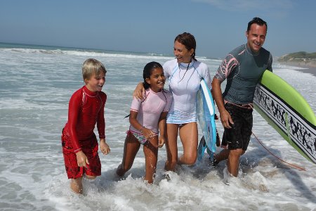 Protection solaire des enfants surfeurs avec un top. Photo Tribord / Aquashot