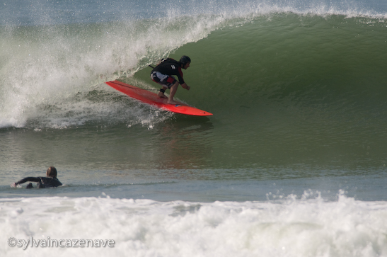 Le surfeur basque Peyo Lizarazu dans le tube en stand-up paddle avec un casque pour surfer. Photo Sylvain Cazenave.