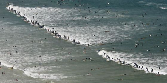 Record du monde de surfeurs sur la même vague à Muizenberg en Afrique du Sud / 103 surfers on the same wave in South Africa