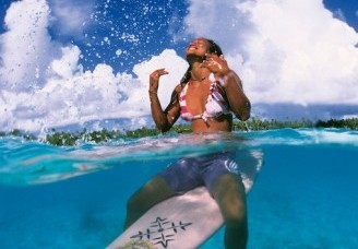 Surfeuse profitant des ions négatifs présents en grandes quantités sur les spots de surf. Photo Tim MacKenna