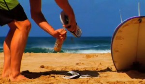 Mick Fanning Reef Sandal Biere Beer Surf Prevention tags : alcool, plage, vagues, sable, planche de surf, surfeur, prevention alcoolisme jeunes