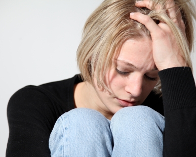 Photo d'une jeune femme triste souffrant de symptômes de dépression mais a-t-elle besoin de medicaments antidepresseurs ? iStock Photo