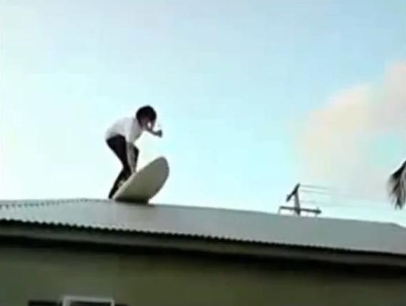 Campagne choc don d'organes France Adot avec video d'un jeune homme alcoolise qui tombe du toit de la maison avec une planche de surf