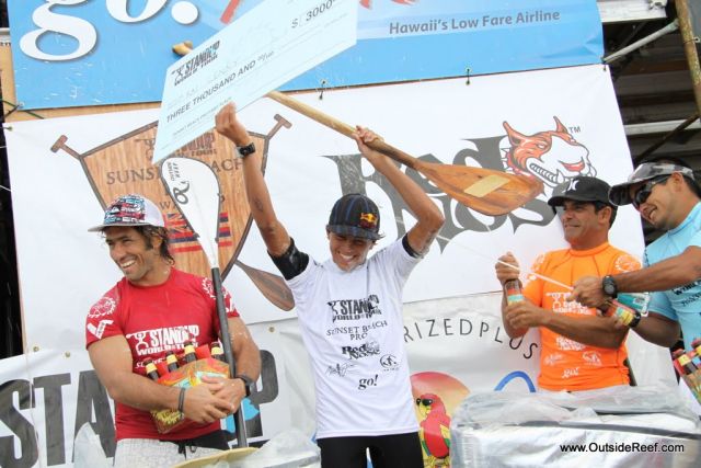 Les surfeurs Peyo Lizarazu et Kai Lenny a la remise des prix de la 1ere etape du Stand-Up World Tour 2010 a Sunset Beach - Hawaii - copyright www.outsidereef.com