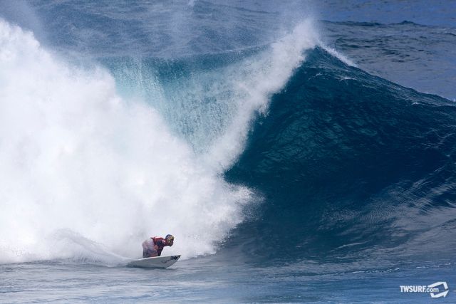 Le Japonais Takayuki Wakita est l'un des seuls surfeurs à porter un casque à Pipeline...