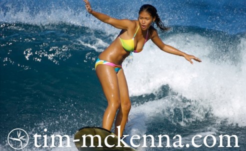 Le surf permet d'avoir sa dose de soleil quotidienne pour bien synthetiser la vitamine D ! surfer girl : Hinatea Boosie - photo TMK 