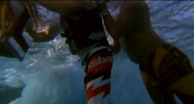 Mieux vaut être costaud ou être soutenu par quelqu'un d'autre pour utiliser la Gemini 3D camera dans les vagues - Mike Prickett en action pour le tournage du film Ultimate Wave Tahiti 3D - tags waterproof camera - teahupoo - kelly slater raimana van bastolear