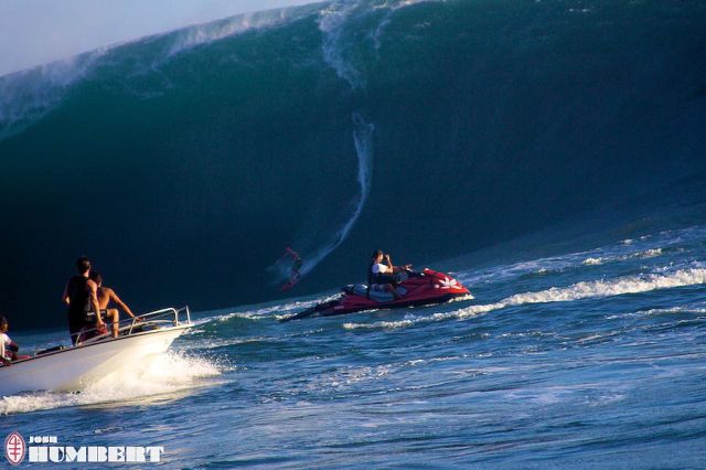 Un jeune surfeur de 17 ans sur une enorme vague a Teahupoo