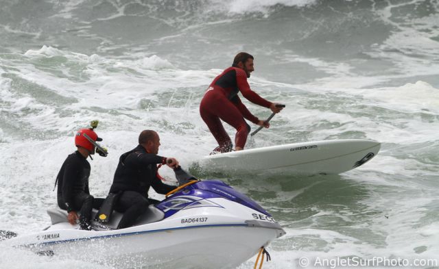 Xabi Lafitte - Stand Up Paddle World Tour Anglet 2010 - Surfeur finissant sa vague devant le jet-ski piloté par Matias Hegoas