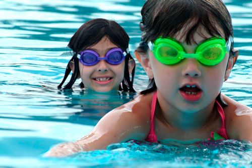 enfants qui nagent dans une piscine avec des lunettes - istock_raffi-alexander