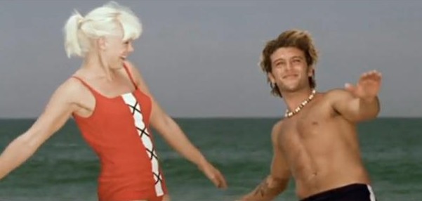 Micky Green se met au surf dans son nouveau clip Ouba tourné à Biarritz.