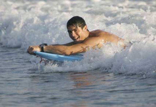 cristiano ronaldo surfe sur un bodyboard