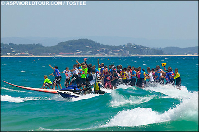 La plus grande plnache de surf du monde surfee en Australie mesure 12 metres de long - 47 surfeurs sur la meme planche