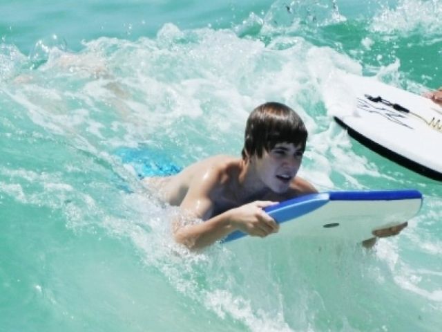 justin bieber se met au surf - justin bieber fait du bodyboard - photo de justin bieber en maillot - justin bieber a la plage