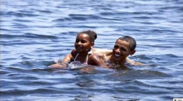Barack Obama et sa fille Sasha se baignent en Floride juste apres la maree noire Deepwater Horizon dans le Golfe du Mexique.