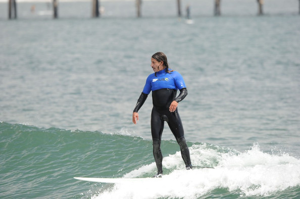 Anthony Kiedis des Red Hot Chili Peppers surfe la vague a Malibu - Photo Griffin