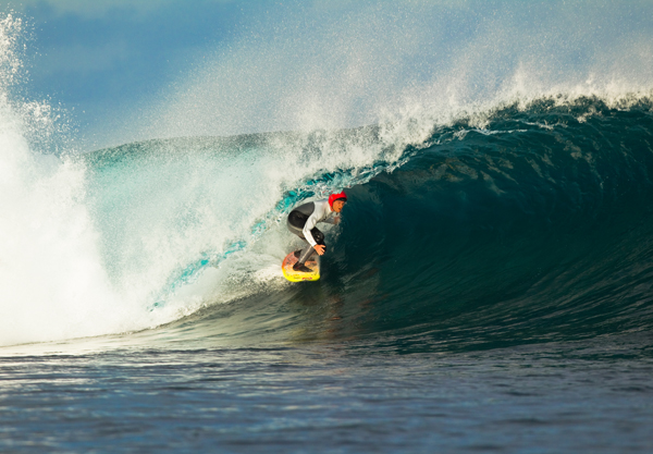 le surfeur timmy turner tube en Indonesie - tags : surfeur casque - casque pour faire du surf - Photo Rip Curl Tip 2 Tip - Feral Obsession