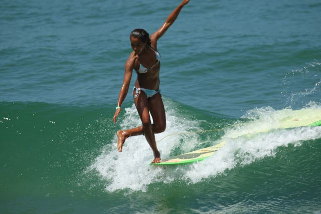 La surfeuse Kelia Moniz rencontre Justin Bieber à Hawaii !