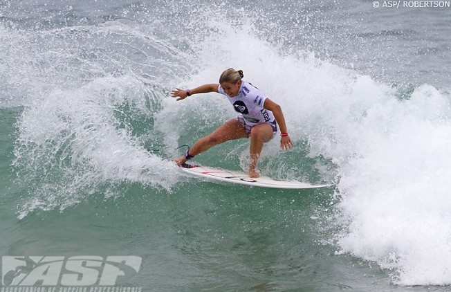 Les surfeurs se lèveraient plus vite sur leur planche que les surfeuses