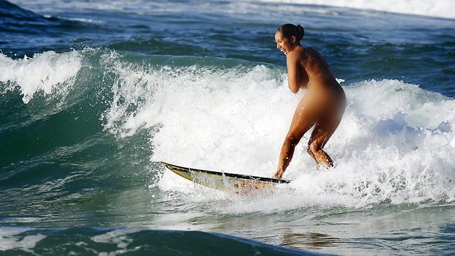 Insolite : pour glisser écolo, Marama Kake surfe nue !