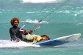 Un Kite Surfeur sauve une Tortue piégée dans du Plastique