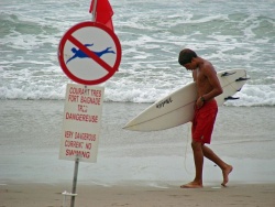 Quand la baignade est dangereuse, le surfeur doit rester très prudent. ©www.surf-prevention.com
